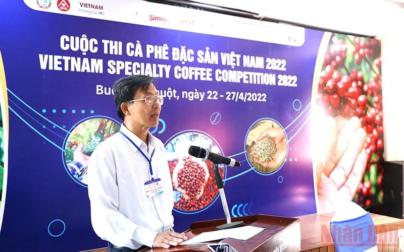 Ông Trịnh Đức Minh, Chủ tịch Hiệp hội cà-phê Buôn Ma Thuột, Phó Trưởng Ban thường trực Ban tổ chức cuộc thi phát biểu khai mạc cuộc thi.