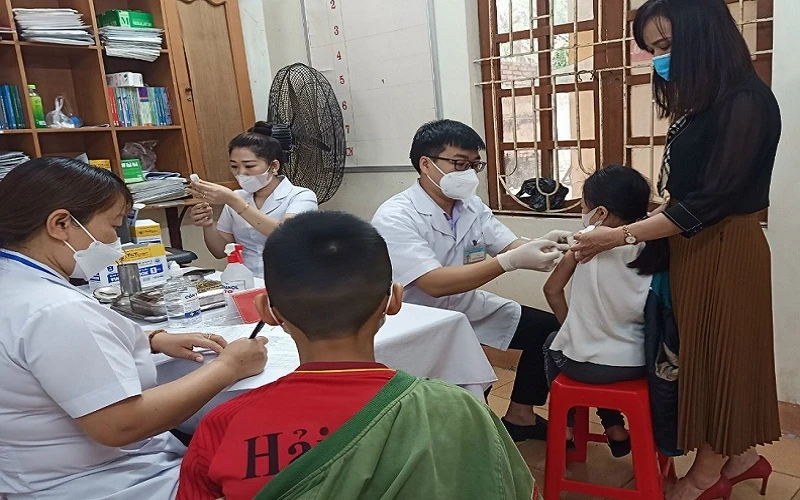 95 học sinh lớp 5, Trường Tiểu học thị trấn Vũ Thư (huyện Vũ Thư, tỉnh Thái Bình) được tiêm vaccine ngừa Covid-19 sáng 22/4 . (Ảnh Mai Tú)