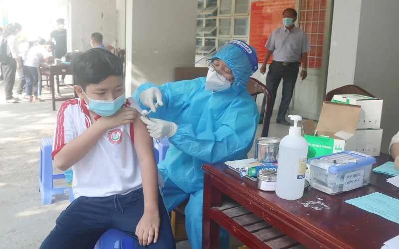Nhân viên y tế tiêm vaccine phòng Covid-19 cho học sinh Trường Tiểu học Lê Văn Tám, Phường 1, thành phố Trà Vinh.