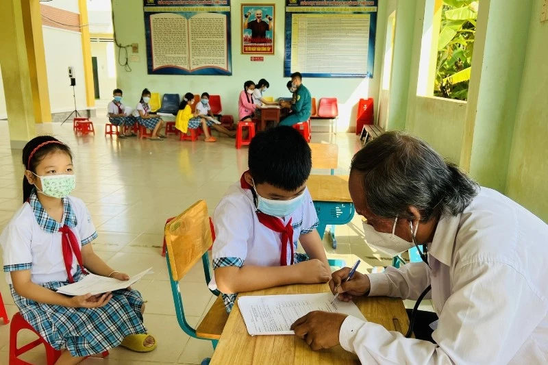 Khám sàng lọc cho trẻ em từ 5 đến 11 tuổi tại Trường tiểu học Phước Vĩnh Đông, huyện Cần Giuộc (Long An) trước khi tiêm vaccine.