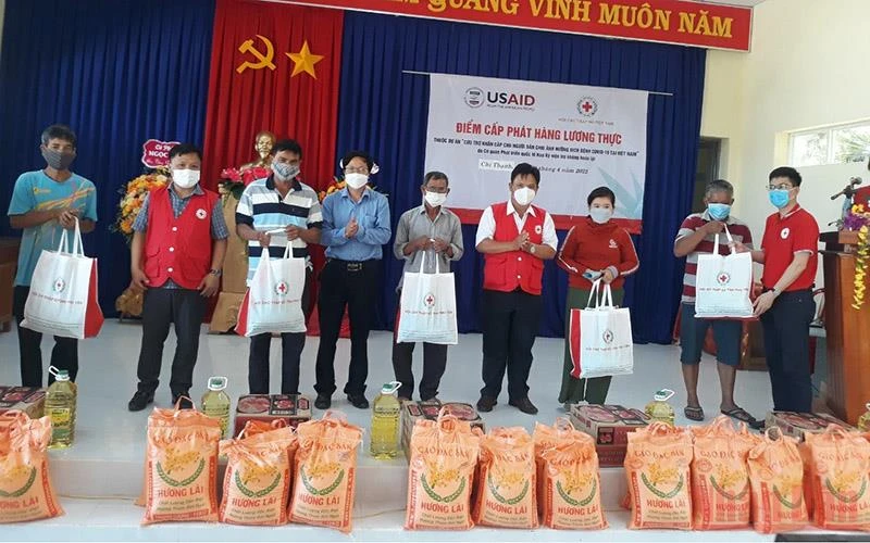 Hội Chữ thập đỏ tỉnh Phú Yên tặng quà cho các hộ nghèo, khó khăn bị ảnh hưởng bởi dịch Covid-19 và chịu thiệt hại do thiên tai năm 2020 ở thị trấn Chí Thạnh, huyện Tuy An, Phú Yên.