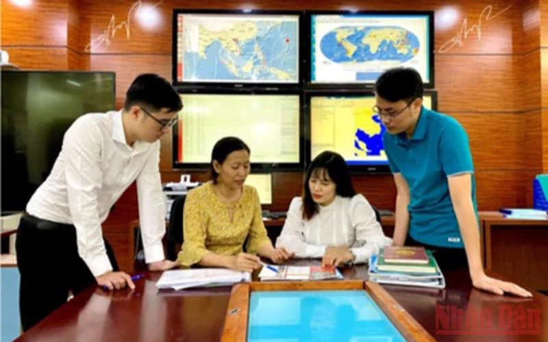 Xử lý các dữ liệu về động đất tại Trung tâm Báo tin động đất và cảnh báo sóng thần.