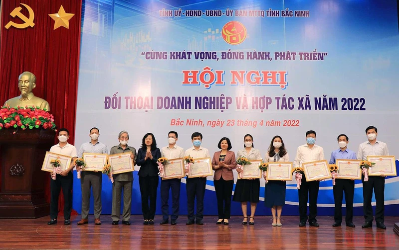 Các đồng chí lãnh đạo tỉnh Bắc Ninh tặng Bằng khen cho doanh nghiệp tiêu biểu.