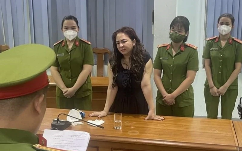 Công an Thành phố Hồ Chí Minh công bố quyết định khởi tố bị can, lệnh bắt tạm giam bà Nguyễn Phương Hằng. (Ảnh: Báo điện tử Chính phủ).  