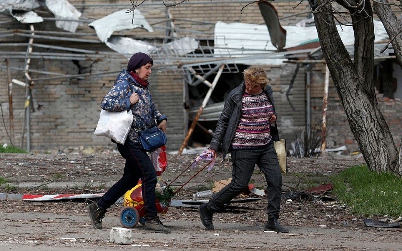 Người dân tại Mariupol, Ukraine, ngày 21/4/2022. (Ảnh: Reuters)