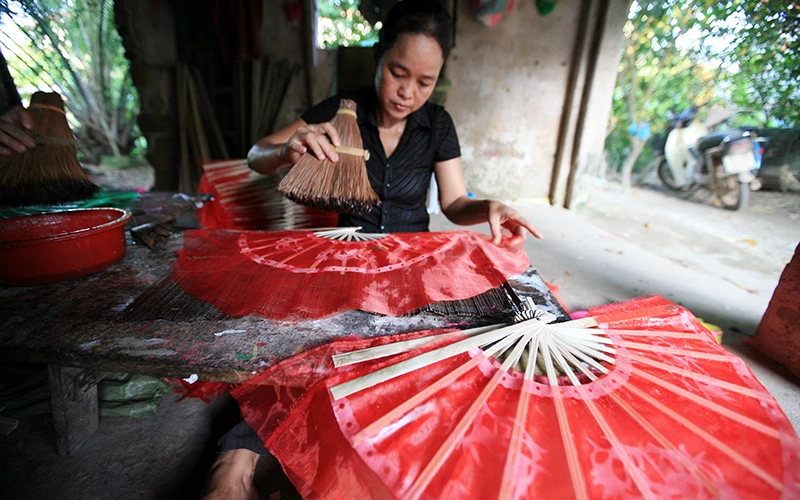 Các nghệ nhân Chàng Sơn đã đưa chiếc quạt, một vật dụng sinh hoạt trở thành các tác phẩm mỹ nghệ trang trí và đạo cụ biểu diễn nghệ thuật.