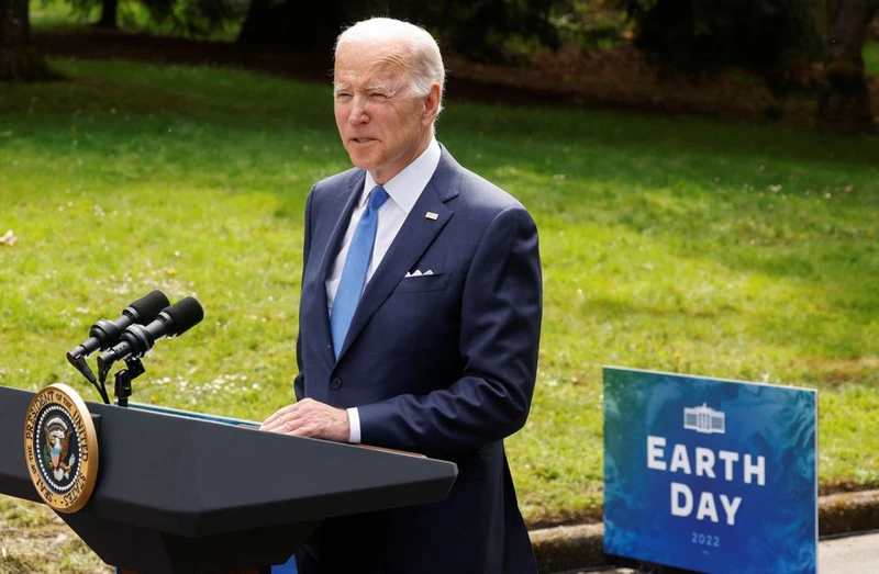 Tổng thống Mỹ Joe Biden phát biểu về biến đổi khí hậu và bảo vệ rừng quốc gia vào Ngày Trái đất tại Công viên Seward ở Seattle, Washington, Mỹ ngày 22/4. Ảnh: Reuters.