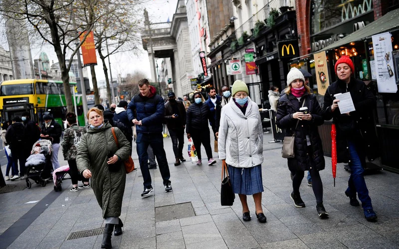 Người dân đi bộ ở trung tâm Dublin, Ireland ngày 22/1/2022. (Ảnh: REUTERS)