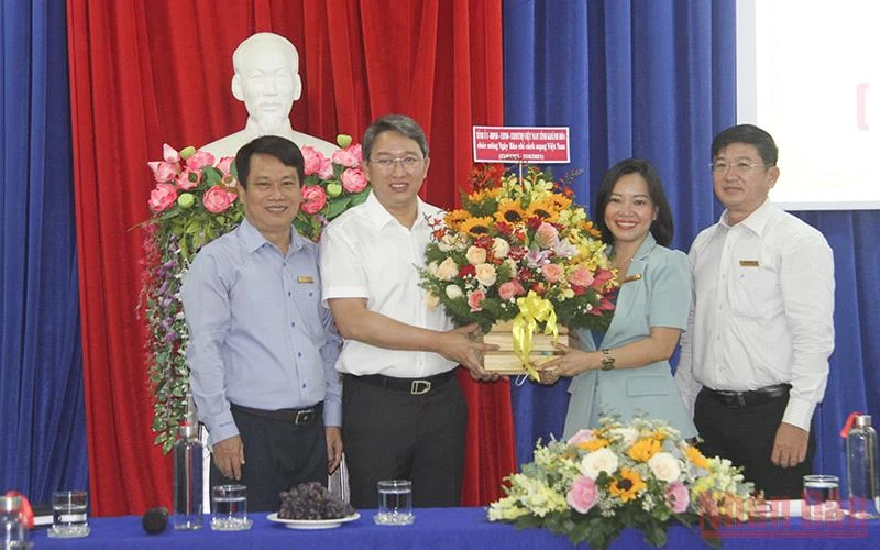 Bí thư Tỉnh ủy Khánh Hòa Nguyễn Hải Ninh (thứ hai từ trái sang) thăm, tặng hoa Báo Khánh Hòa nhân kỷ niệm Ngày báo chí cách mạng Việt Nam.