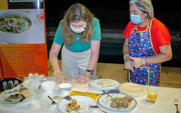 Đại sứ quán Việt Nam tại Brazil tổ chức buổi hướng dẫn cách làm món nem và giới thiệu tinh hoa ẩm thực Việt Nam. (Nguồn: thoidai.com.vn)