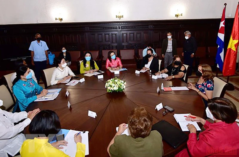 Lãnh đạo Quốc hội Cuba làm việc với Chủ tịch Hội Liên hiệp Phụ nữ Việt Nam Hà Thị Nga và các đại biểu. (Ảnh:Vũ Lê Hà/TTXVN)
