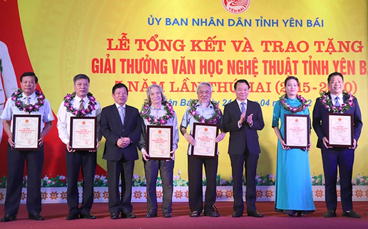 Bí thư Tỉnh ủy Đỗ Đức Duy cùng nhạc sĩ Đỗ Hồng Quân, Chủ tịch Ủy ban toàn quốc liên hiệp các Hội văn học nghệ thuật Việt Nam, trao giả A cho các tác giả và nhóm tác giả đạt giải. 