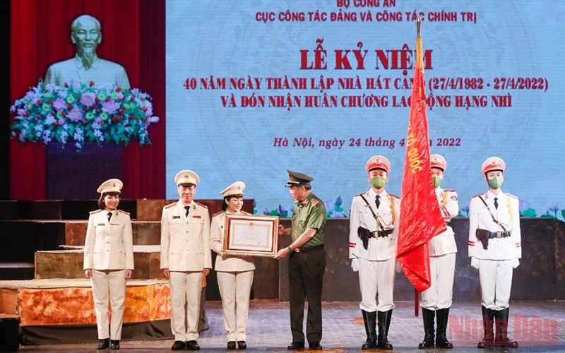 Thừa ủy quyền của Chủ tịch nước, Đại tướng Tô Lâm đã trao Huân chương Lao động hạng Nhì cho Nhà hát Công an Nhân dân. (Ảnh: QUANG VINH)