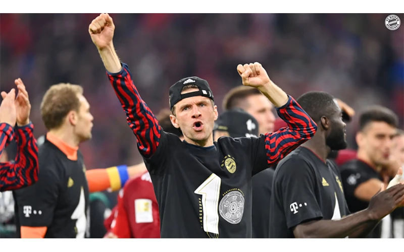Mueller phấn khích sau khi cùng đội bóng vô địch Bundesliga. (Nguồn: FcBayern)
