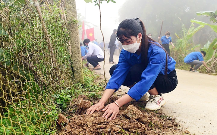 Đoàn viên, thanh niên tỉnh Sơn La ra quân sửa chữa, chỉnh trang đường giao thông nông thôn trong Tháng Thanh niên năm 2022.