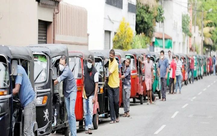 Dòng xe xếp hàng chờ đổ xăng ở thủ đô Colombo. (Ảnh REUTERS)