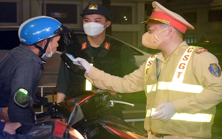 Cảnh sát giao thông Công an tỉnh Quảng Ninh kiểm tra, xử lý nghiêm các vi phạm về nồng độ cồn và ma túy.