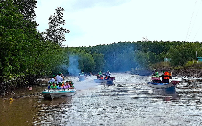 Không gian rừng ngập mặn tự nhiên là trải nghiệm thú vị cho du khách khi đến “Làng văn hoá du lịch Đất Mũi”