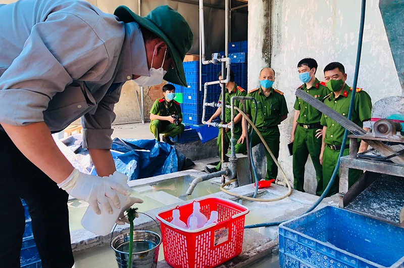 Nhân viên Sở Tài nguyên và Môi trường Đồng Nai lấy mẫu nước thải khu vực để máy nghiền bóng đèn thải.