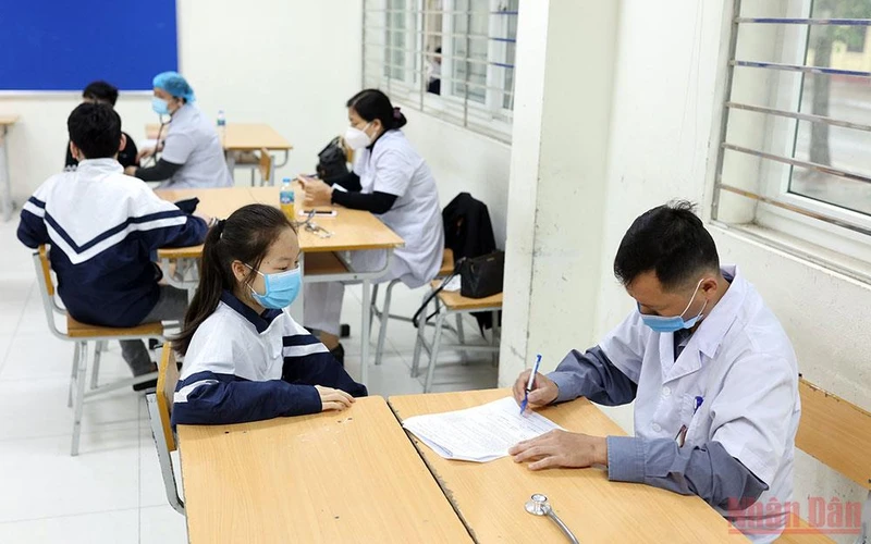 Điểm tiêm vaccine phòng Covid-19 cho học sinh THCS ở trường THCS Lê Ngọc Hân, quận Hai Bà Trưng, Hà Nội. (Ảnh: DUY LINH)