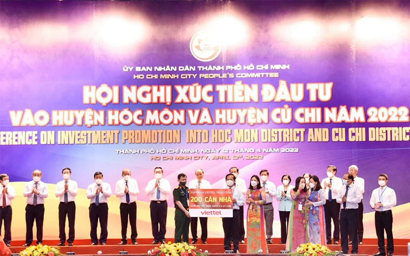 Chủ tịch, Tổng Giám đốc Viettel tặng nhà tình nghĩa cho hai huyện Hóc Môn và Củ Chi.