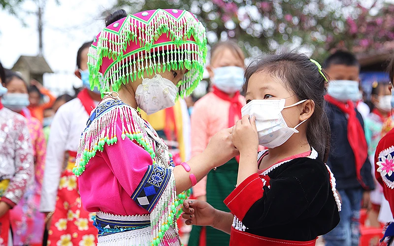 Học sinh các dân tộc thiểu số xúng xính trong những bộ váy áo truyền thống trong khuôn khổ chương trình “Bảo tồn và phát huy giá trị vùng biên”.