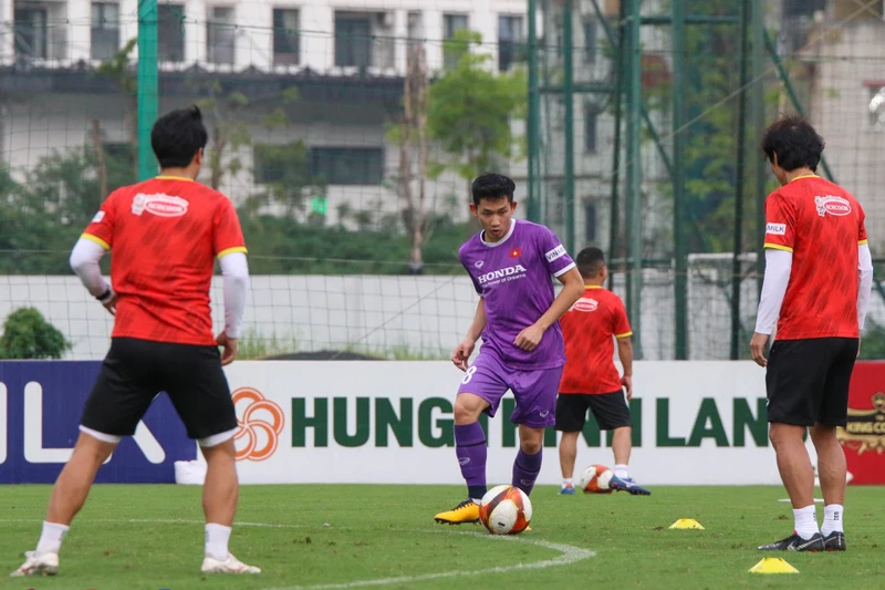 Hai Long trên sân tập cùng đội tuyển U23 Việt Nam chiều 25/4. (Ảnh: VFF)