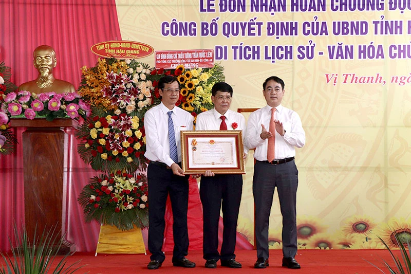 Bí thư Tỉnh ủy Hậu Giang Nghiêm Xuân Thành trao Huân chương Độc lập hạng Ba cho lãnh đạo thành phố Vị Thanh.