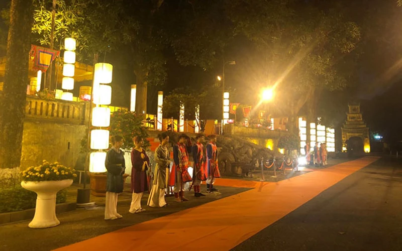 Khu điện Kính Thiên được thắp sáng rực rỡ trong tour "Giải mã Hoàng thành Thăng Long". (Ảnh: HNM)