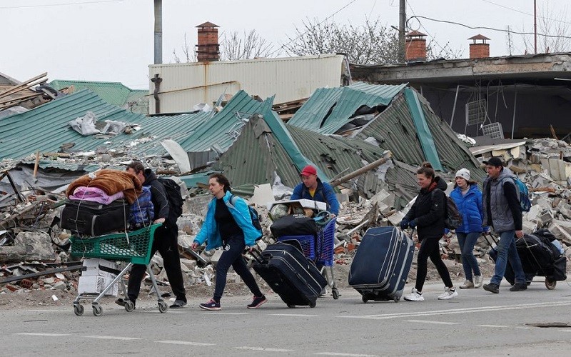 Người dân Ukraine đi sơ tán khỏi thành phố Mariupol, ngày 19/4/2022. (Ảnh: Reuters)
