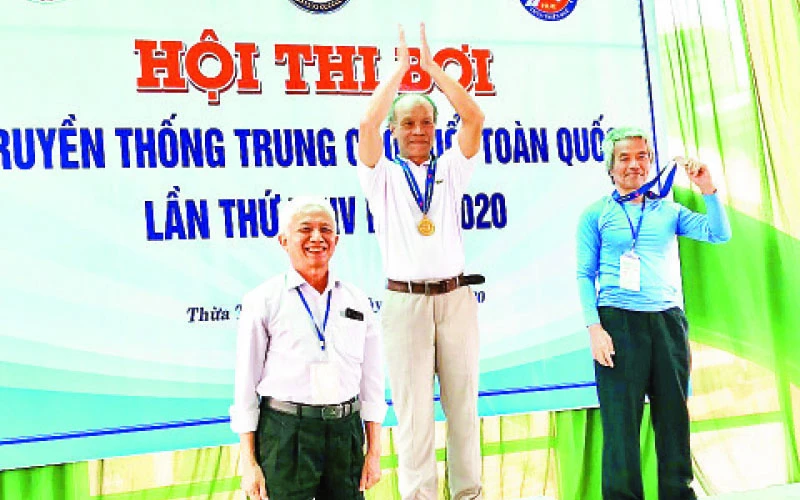 Ông Phạm Khắc Tạo (người đầu tiên bên trái) tại Hội thi bơi truyền thống trung cao tuổi toàn quốc năm 2020.