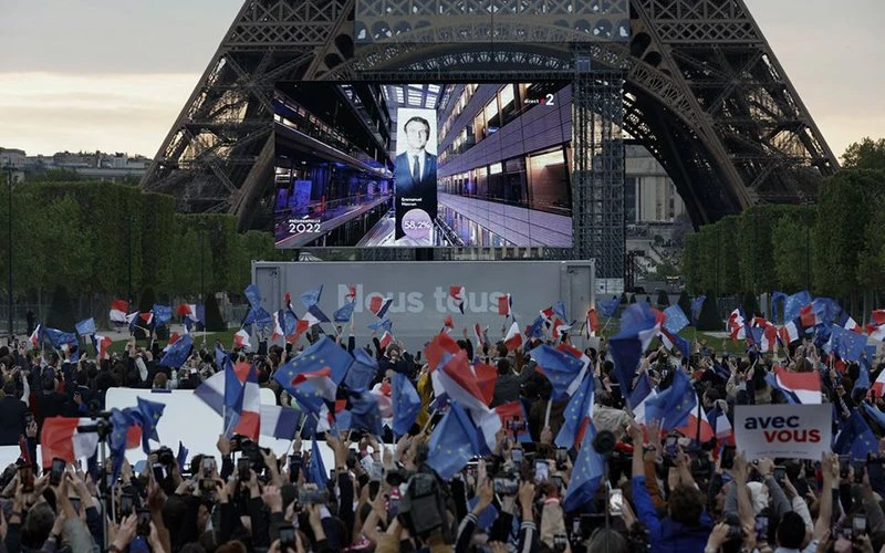 Những người ủng hộ reo hò mừng chiến thắng của ông Emmanuel Macron. (Ảnh: Reuters)
