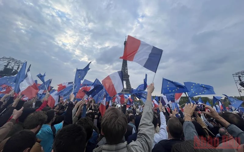 Những người ủng ông Emmanuel Macron hô vang: Chúng ta đã chiến thắng.