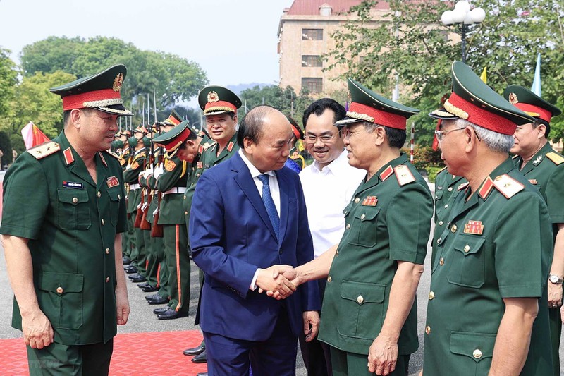 Chủ tịch nước Nguyễn Xuân Phúc đến thăm và làm việc tại Bộ Tư lệnh Quân khu 1, tại tỉnh Thái Nguyên, chiều 25/4. (Ảnh: TTXVN)