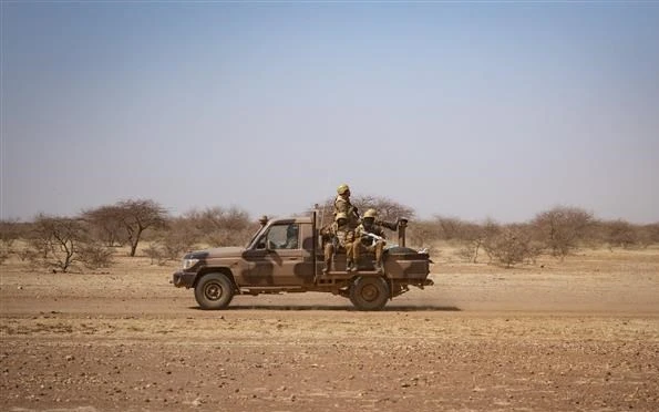 Binh sĩ Burkina Faso tuần tra tại Goudebo. (Ảnh: AFP/TTXVN)