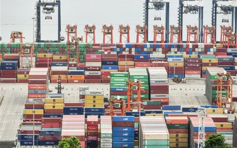 Hoạt động vận chuyển hàng hóa tại Cảng container quốc tế Yantian ở Thâm Quyến, tỉnh Quảng Đông (Trung Quốc). (Ảnh: AFP/TTXVN)