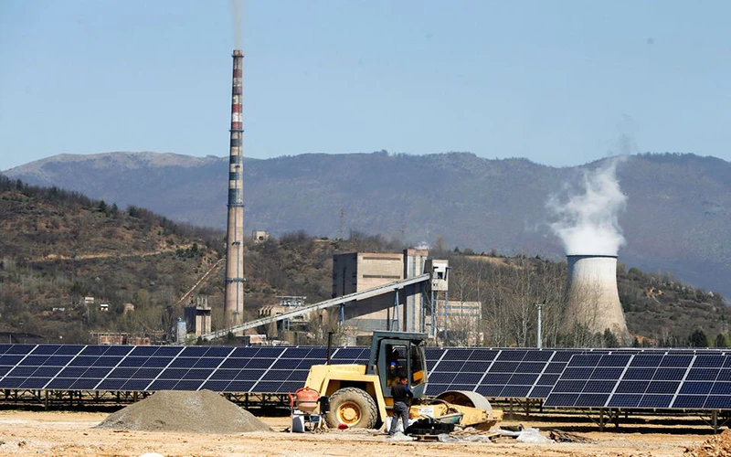 Người lao động làm việc gần nhà máy năng lượng mặt trời đối diện với nhà máy than ở Oslomej, Bắc Macedonia ngày 14/4. (Ảnh: Reuters)