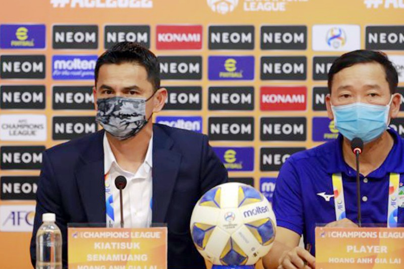 Huấn luyện viên Kiatisak (trái) phát biểu tại buổi họp báo sau trận đấu tối 25/4. (Ảnh: VFF)