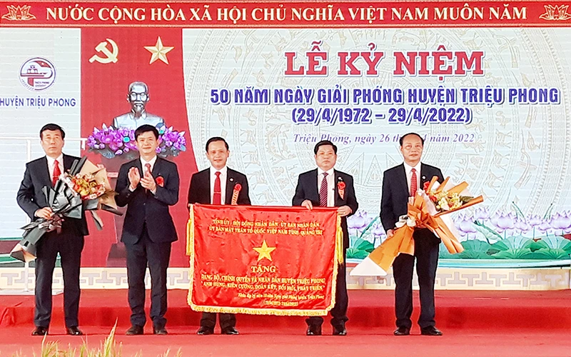 Đồng chí Lê Quang Tùng trao bức trướng của Tỉnh ủy, HĐND, UBND, Ủy ban MTTQVN tỉnh cho Đảng bộ, chính quyền và nhân dân huyện Triệu Phong. 