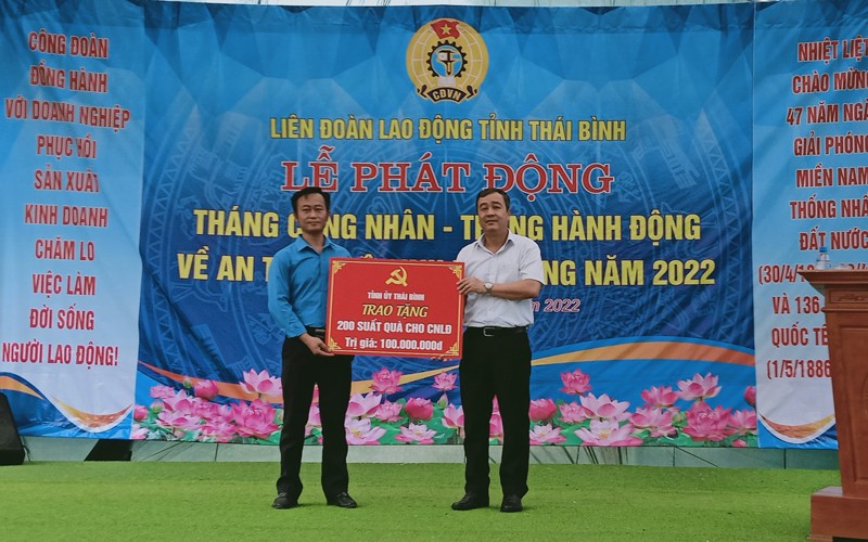 Lãnh đạo tỉnh Thái Bình trao tặng 200 suất quà cho người lao động.