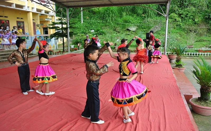 Học sinh Trường tiểu học Trung Chải (Sa Pa, Lào Cai) tham gia các hoạt động ngoài giờ lên lớp.