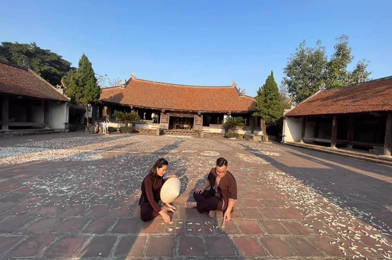 Khách du lịch trải nghiệm các di sản tại làng cổ Đường Lâm.