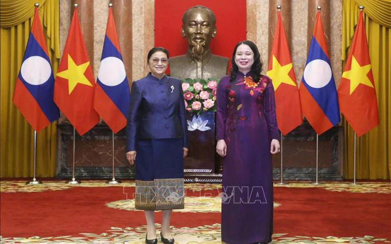 Phó Chủ tịch nước Võ Thị Ánh Xuân đón Phó Chủ tịch nước Lào Pany Yathotou. (Ảnh: TTXVN)