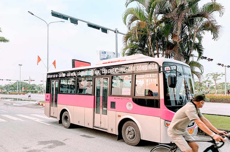 Xe buýt của Công ty trách nhiệm hữu hạn vận tải Thịnh Hưng đang khai thác trên tuyến Sân bay Cát Bi-cầu sông Hóa (huyện Vĩnh Bảo). 