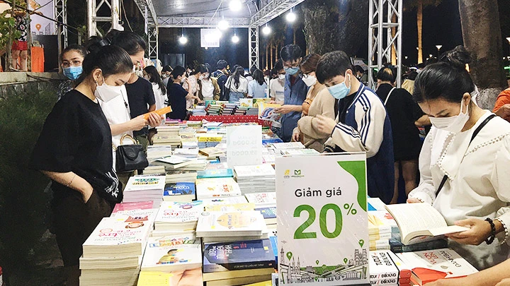 Nhiều bạn trẻ Đà Nẵng tìm đến Hội sách xuyên Việt để đọc và mua sách.