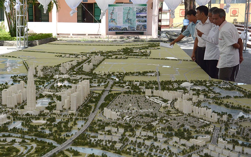 Người dân xem quy hoạch chi tiết xây dựng hai bên tuyến đường Nhật Tân-Nội Bài, thành phố Hà Nội. (Ảnh Thành An) 
