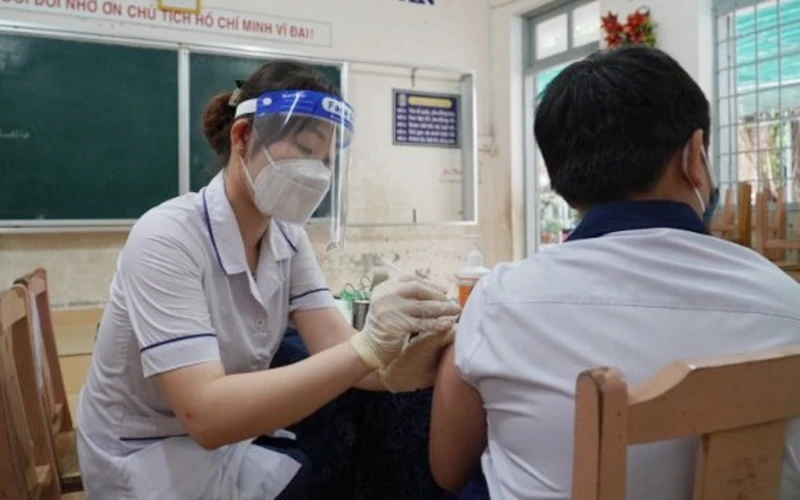 Tiêm vaccine phòng Covid-19 cho học sinh khối lớp 5 tại điểm tiêm Trường tiểu học thị trấn Châu Thành (huyện Châu Thành, tỉnh Bến Tre).
