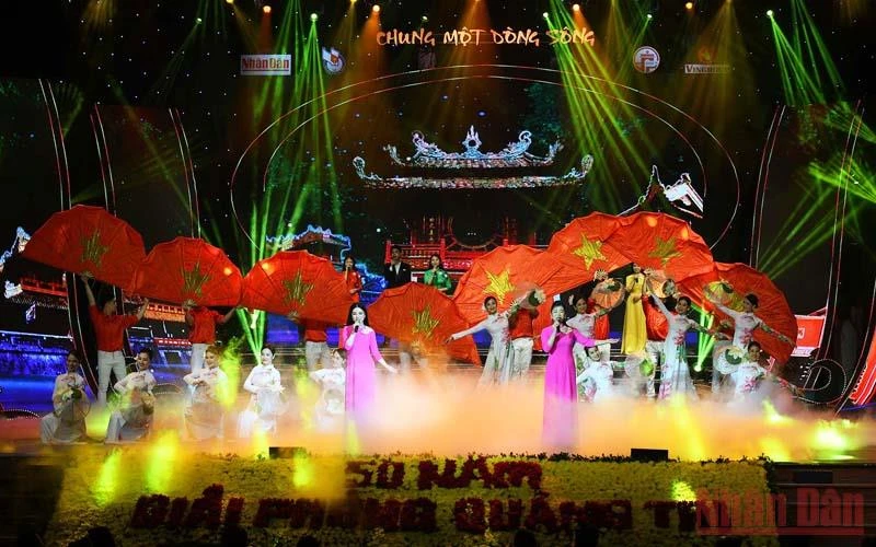 Tốp nữ Nhà hát nghệ thuật Đương đại Việt Nam biểu diễn ca khúc "Bonjour Vietnam". (Ảnh: THÀNH ĐẠT) 