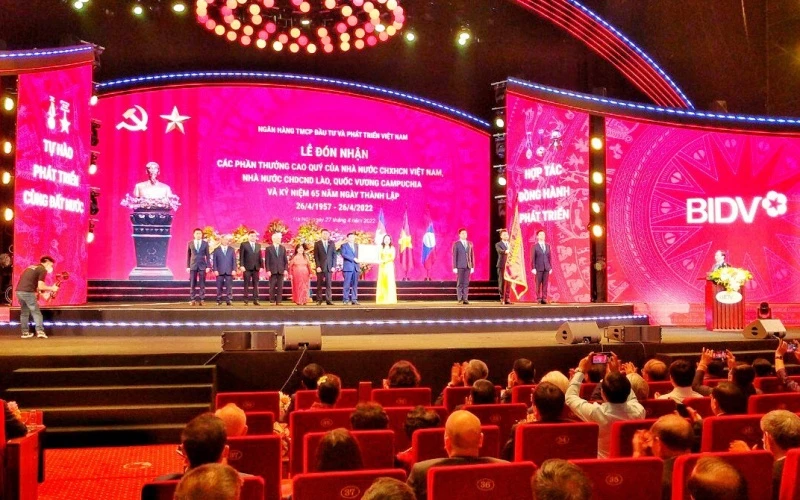 Phó Chủ tịch nước Võ Thị Ánh Xuân trao tặng Huân chương Lao động Hạng Ba cho ban lãnh đạo BIDV.
