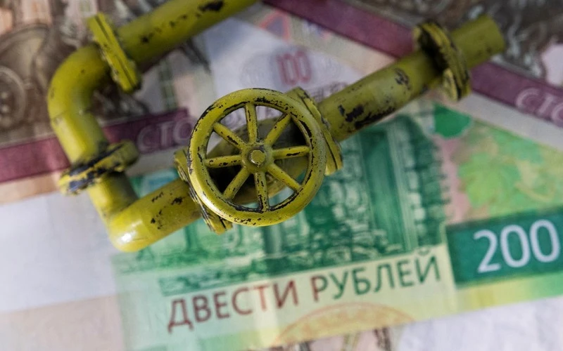 Đồng ruble của Nga và mô hình đường ống dẫn khí đốt. (Ảnh: Reuters)